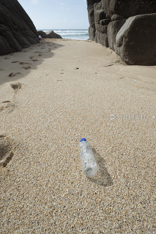 康沃尔Pedn Vounder海滩上被冲上岸的塑料瓶